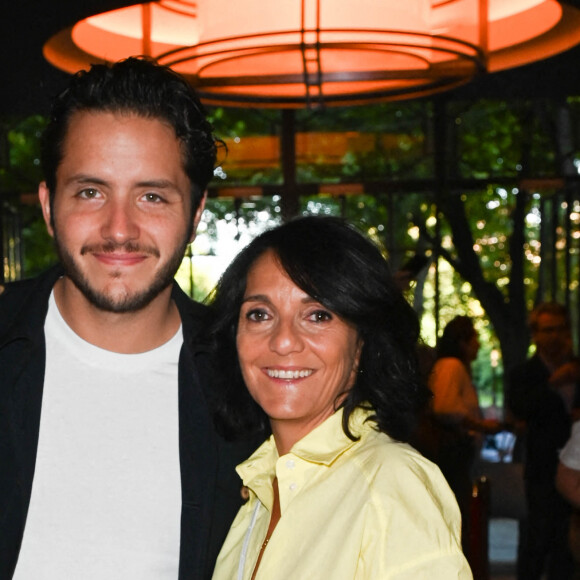 Exclusif - Florence Foresti et son nouveau compagnon l'humoriste Suisse, Alexandre Kominek - People à la 100ème du spectacle de Vincent Dedienne "Un soir de gala" aux théâtre Marigny à Paris le 27 juin 2022. © Coadic Guirec/Bestimage 