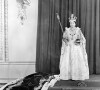 Archives - La reine Elisabeth II d'Angleterre le jour de son couronnement, dans la salle du trône au palais de Buckingham à Londres. Le 2 juin 1953 