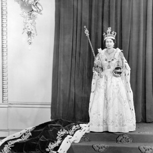Archives - La reine Elisabeth II d'Angleterre le jour de son couronnement, dans la salle du trône au palais de Buckingham à Londres. Le 2 juin 1953 