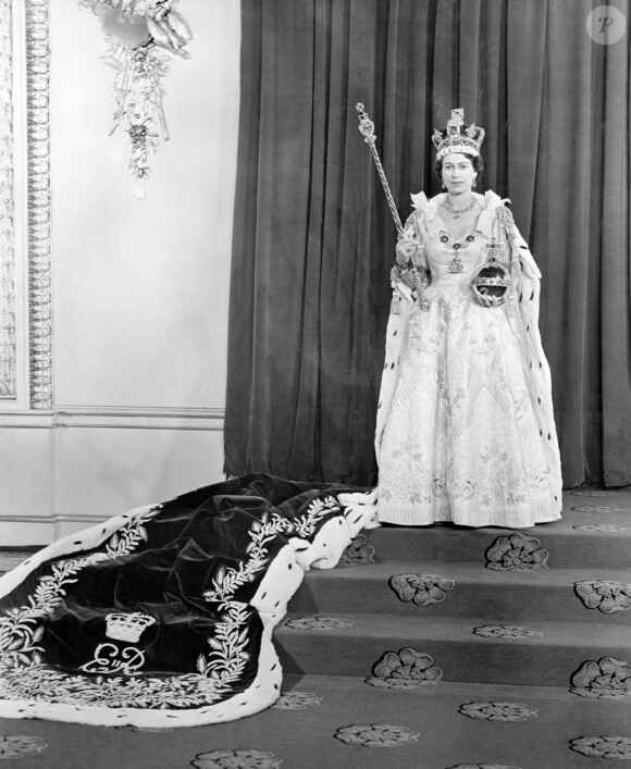 Archives - La reine Elisabeth II d'Angleterre le jour de son couronnement, dans la salle du trône au palais de Buckingham à Londres. Le 2 juin 1953 