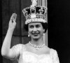 La reine Elisabeth II d'Angleterre salue la foule au balcon de Buckingham Palace, le 2 juin 1953, jour de son couronnement