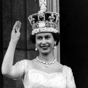 La reine Elisabeth II d'Angleterre salue la foule au balcon de Buckingham Palace, le 2 juin 1953, jour de son couronnement