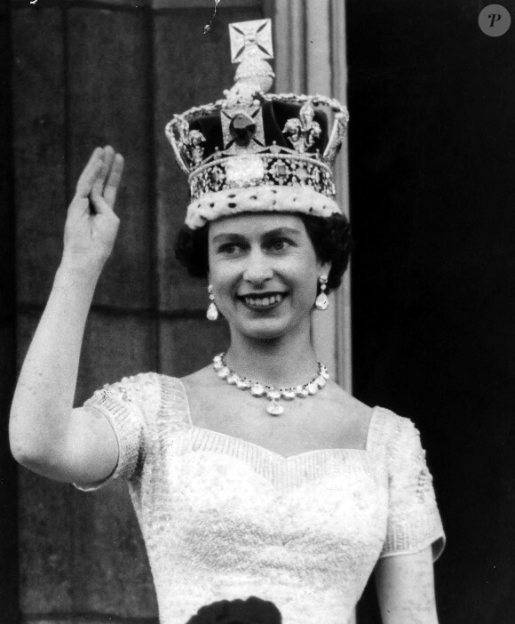 La reine Elisabeth II d'Angleterre salue la foule au balcon de Buckingham Palace, le 2 juin 1953, jour de son couronnement