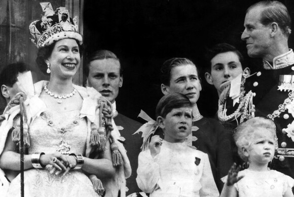 La reine Elisabeth II d'Angleterre et le prince Philip, duc d'Edimbourg, au balcon de Buckingham Palace, le 2 juin 1953, jour du couronnement de la reine Elisabeth II d'Angleterre