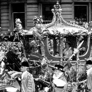 La reine Elisabeth II d'Angleterre sourit à la foule le jour de son couronnement, le 2 juin 1953