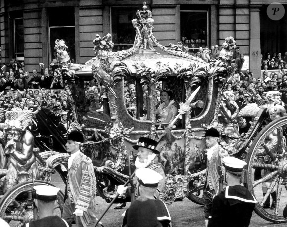 La reine Elisabeth II d'Angleterre sourit à la foule le jour de son couronnement, le 2 juin 1953
