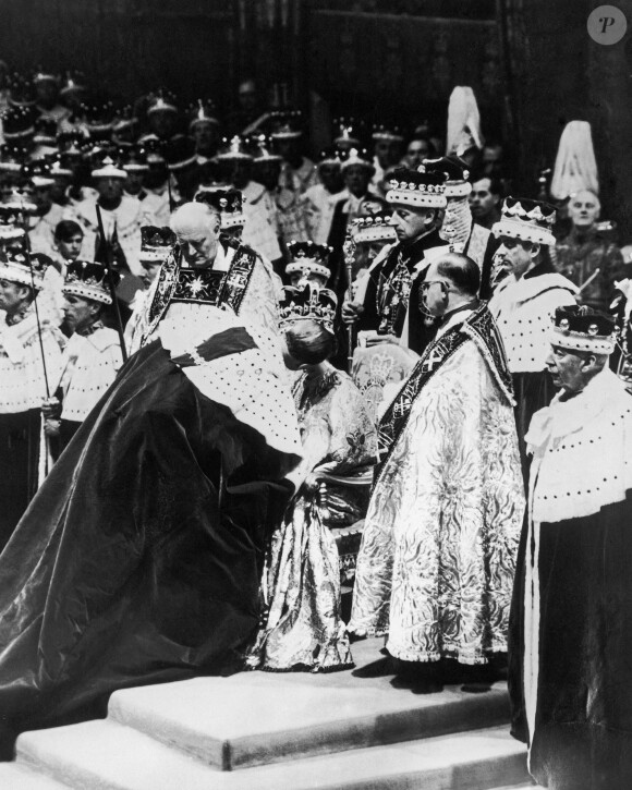 Le jour du couronnement de la reine Elisabeth II d'Angleterre à Londres, le 2 juin 1953