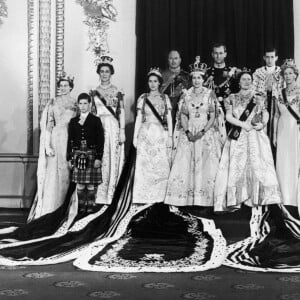 La reine Elisabeth II d'Angleterre, le prince Philip, duc d'Edimbourg et les membres de la famille royale à Buckingham Palace, le jour du couronnement de la reine, le 2 juin 1953. Le duc de Gloucester, Le duc d'Edimbourg et le duc de Kent. Au premier rang : La Princesse Alexandra, le Prince Michael de Kent, la Princess Anne, la Princesse Marina, la Princesse Margaret, La reine Elizabeth, La reine Elisabeth II, la Duchesse de Gloucester avec le Prince William et le Prince Richard de Gloucester