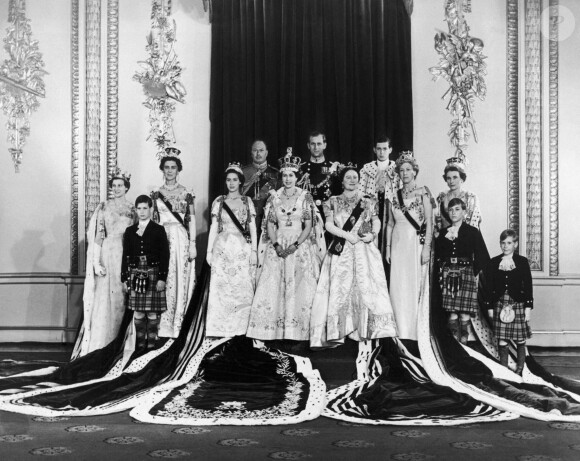 La reine Elisabeth II d'Angleterre, le prince Philip, duc d'Edimbourg et les membres de la famille royale à Buckingham Palace, le jour du couronnement de la reine, le 2 juin 1953. Le duc de Gloucester, Le duc d'Edimbourg et le duc de Kent. Au premier rang : La Princesse Alexandra, le Prince Michael de Kent, la Princess Anne, la Princesse Marina, la Princesse Margaret, La reine Elizabeth, La reine Elisabeth II, la Duchesse de Gloucester avec le Prince William et le Prince Richard de Gloucester