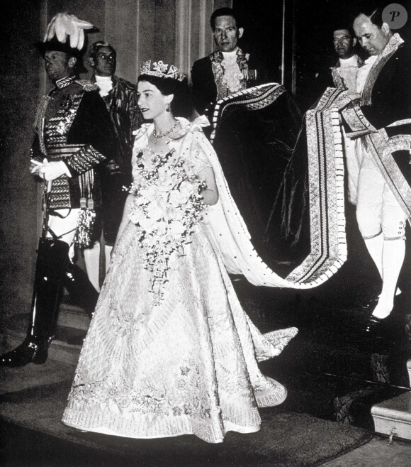 La reine Elizabeth II sortant de Buckingham pour le couronnement.