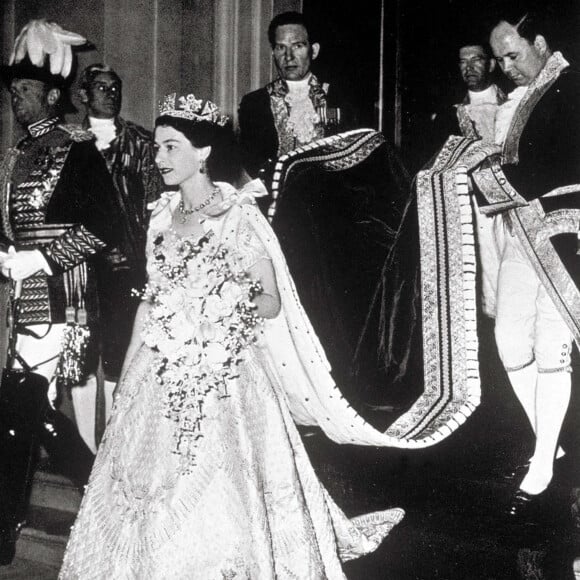 La reine Elizabeth II sortant de Buckingham pour le couronnement.