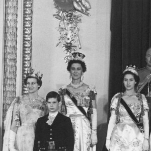 La reine Elisabeth II d'Angleterre, entourée des membres de la famille royale, le jour de son couronnement, le 2 juin 1953 -