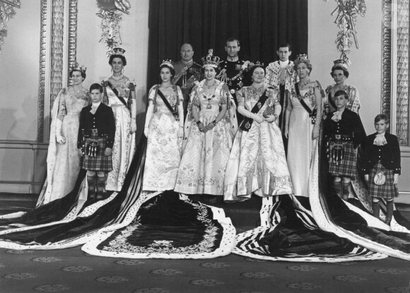 La reine Elisabeth II d'Angleterre, entourée des membres de la famille royale, le jour de son couronnement, le 2 juin 1953 -
