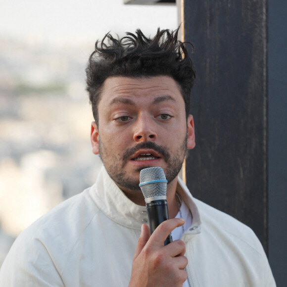 Kev Adams - Soirée de lancement de la gamme de boissons "Drink Waters" au restaurant Créatures sur le rooftop des Galeries Lafayette à Paris le 9 mai 2022. © Clovis-Bellak/Bestimage 