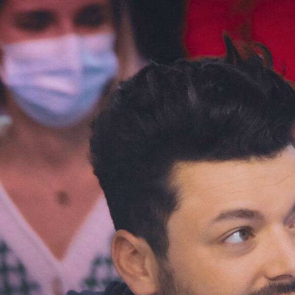 Kev Adams sur le plateau de l'émission TPMP (Touche pas à mon poste) diffusée en direct sur la chaine C8 le 15 février 2022. © Jack Tribeca / Bestimage 