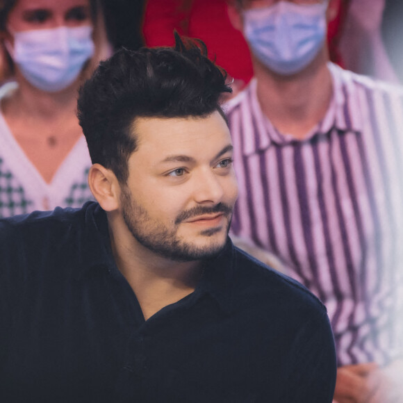 Kev Adams sur le plateau de l'émission TPMP (Touche pas à mon poste) diffusée en direct sur la chaine C8 le 15 février 2022. © Jack Tribeca / Bestimage 