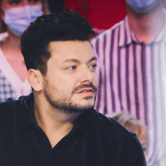 Kev Adams sur le plateau de l'émission TPMP (Touche pas à mon poste) diffusée en direct sur la chaine C8 le 15 février 2022. © Jack Tribeca / Bestimage 