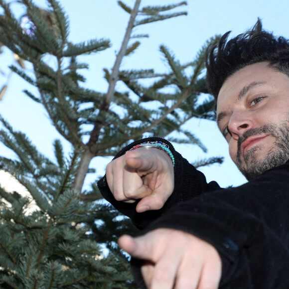 Kev Adams au photocall du film "Maison de retraite" lors de la 25ème édition du Festival international du film de comédie de l'Alpe d'Huez, France, le 22 janvier 2022. © Dominique Jacovides/Bestimage 