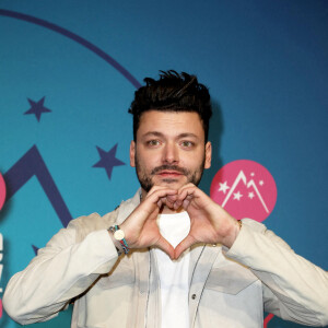 Kev Adams au photocall de la 5ème soirée de compétition de la 25ème édition du Festival international du film de comédie de l'Alpe d'Huez, France, le 21 janvier 20222. © Dominique Jacovides/Bestimage 