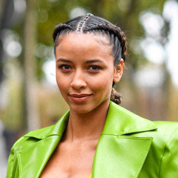 Flora Coquerel arrive au défilé Victoria/Tomas, collection Femme prêt-à-porter printemps-été 2023, lors de la Fashion Week de Paris.