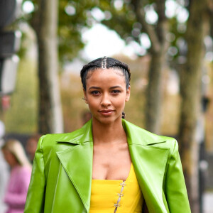 Flora Coquerel arrive au défilé Victoria/Tomas, collection Femme prêt-à-porter printemps-été 2023, lors de la Fashion Week de Paris. Le 27 septembre 2022.