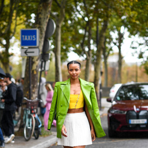Flora Coquerel arrive au défilé Victoria/Tomas, collection Femme prêt-à-porter printemps-été 2023, lors de la Fashion Week de Paris. Le 27 septembre 2022.