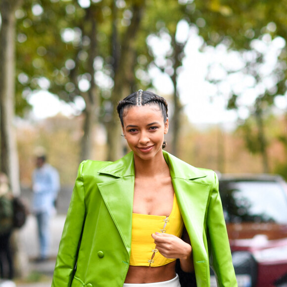 Flora Coquerel arrive au défilé Victoria/Tomas, collection Femme prêt-à-porter printemps-été 2023, lors de la Fashion Week de Paris. Le 27 septembre 2022.