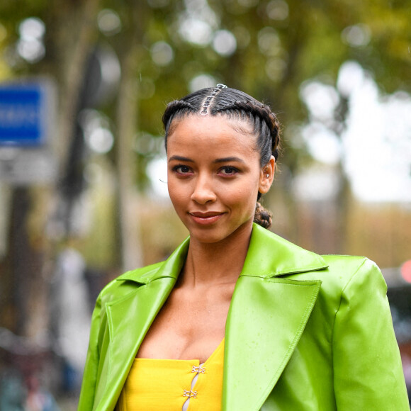 Flora Coquerel arrive au défilé Victoria/Tomas, collection Femme prêt-à-porter printemps-été 2023, lors de la Fashion Week de Paris. Le 27 septembre 2022.