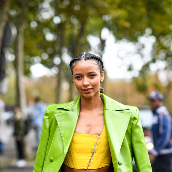 Flora Coquerel arrive au défilé Victoria/Tomas, collection Femme prêt-à-porter printemps-été 2023, lors de la Fashion Week de Paris. Le 27 septembre 2022.