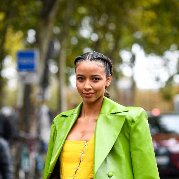 Flora Coquerel arrive au défilé Victoria/Tomas, collection Femme prêt-à-porter printemps-été 2023, lors de la Fashion Week de Paris. Le 27 septembre 2022.