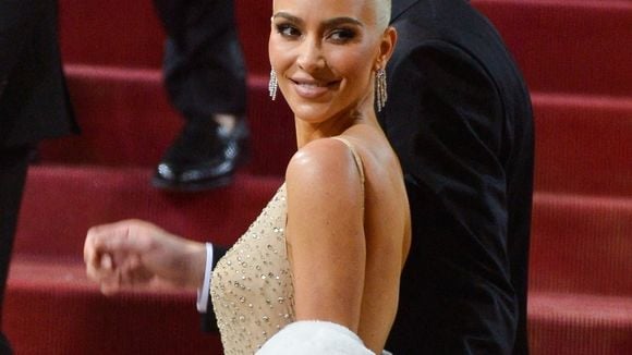 "Ridicule" : Kim Kardashian tellement serrée dans sa robe qu'elle n'arrive pas à marcher...