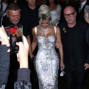 Kim Kardashian avec Domenico Dolce et Stefano Gabbana à la soirée "Dolce & Gabbana" lors de la Fashion Week de Milan (MLFW), le 24 septembre 2022. 