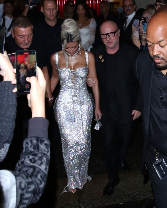 Kim Kardashian avec Domenico Dolce et Stefano Gabbana à la soirée "Dolce & Gabbana" lors de la Fashion Week de Milan (MLFW), le 24 septembre 2022. 