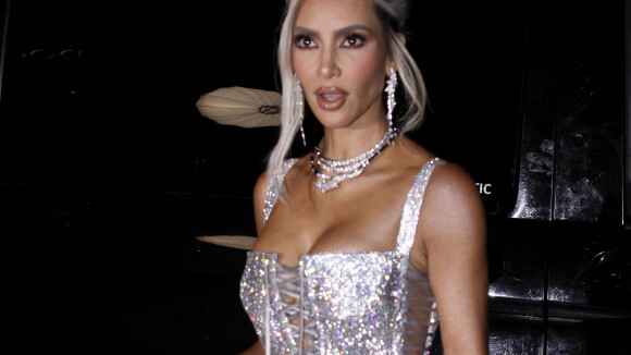 "Ridicule" : Kim Kardashian tellement serrée dans sa robe qu'elle n'arrive pas à marcher...