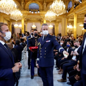 Le président de la République française, Emmanuel Macron et Hugo Boucheron lors d'une cérémonie de remise des prix aux athlètes français qui ont participé aux Jeux olympiques d'été de Tokyo 2020, au Palais de l'Élysée à Paris, France, le 13 septembre 2021. © Ludovic Marin/Pool/Bestimage