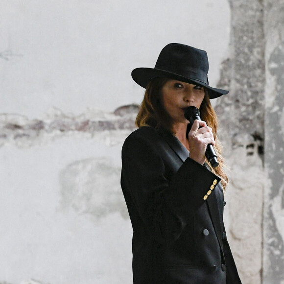 Carla Bruni-Sarkozy chante lors du défilé EENK Collection Femme Prêt-à-porter Printemps/Eté 2023 lors de la Fashion Week de Paris, au Palais De Tokyo, à Paris, France, le 28 septembre 2022. 