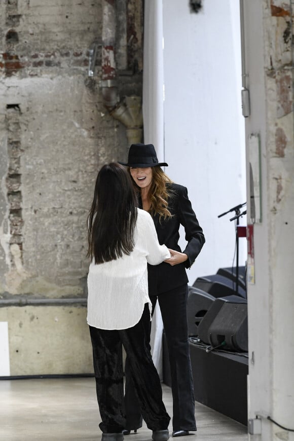 La Fashion designer Hyemee Lee et Carla Bruni-Sarkozy lors du défilé EENK Collection Femme Prêt-à-porter Printemps/Eté 2023 lors de la Fashion Week de Paris, au Palais De Tokyo, à Paris, France, le 28 septembre 2022. 