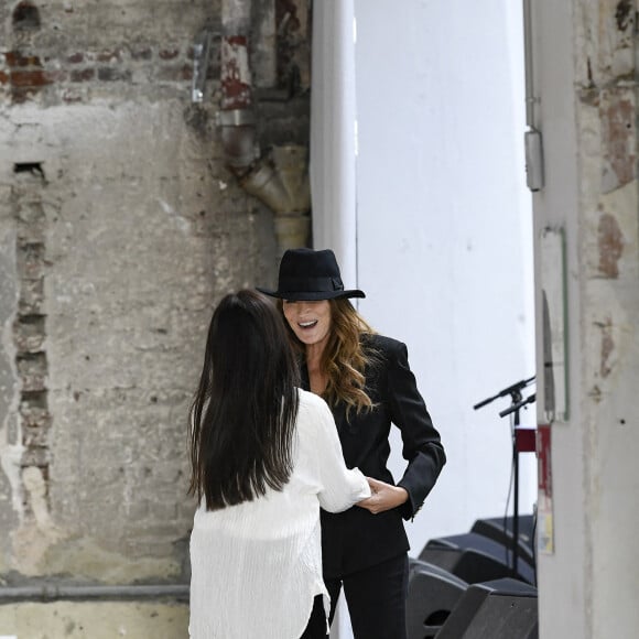 La Fashion designer Hyemee Lee et Carla Bruni-Sarkozy lors du défilé EENK Collection Femme Prêt-à-porter Printemps/Eté 2023 lors de la Fashion Week de Paris, au Palais De Tokyo, à Paris, France, le 28 septembre 2022. 