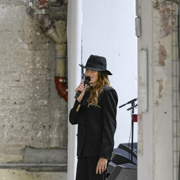 Carla Bruni-Sarkozy chante lors du défilé EENK Collection Femme Prêt-à-porter Printemps/Eté 2023 lors de la Fashion Week de Paris, au Palais De Tokyo, à Paris, France, le 28 septembre 2022. 