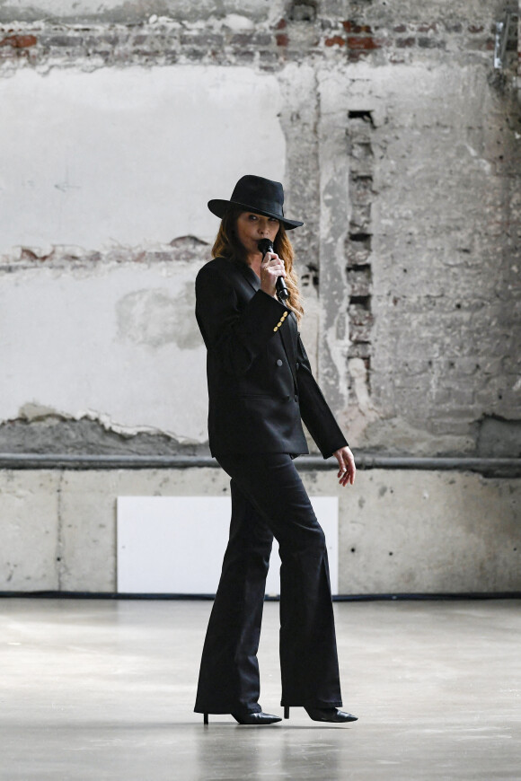 Carla Bruni-Sarkozy chante lors du défilé EENK Collection Femme Prêt-à-porter Printemps/Eté 2023 lors de la Fashion Week de Paris, au Palais De Tokyo, à Paris, France, le 28 septembre 2022. 