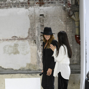 La Fashion designer Hyemee Lee et Carla Bruni-Sarkozy lors du défilé EENK Collection Femme Prêt-à-porter Printemps/Eté 2023 lors de la Fashion Week de Paris, au Palais De Tokyo, à Paris, France, le 28 septembre 2022. 