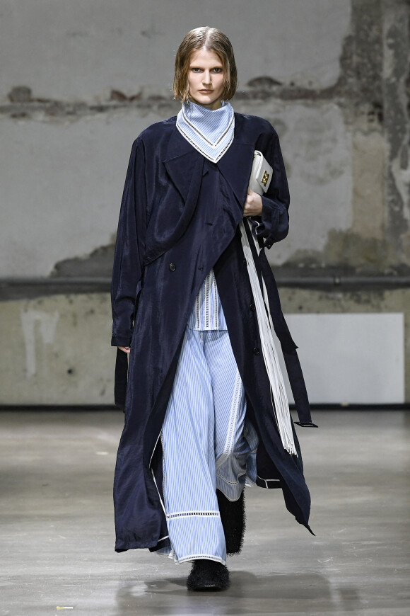 Un mannequin lors du défilé EENK Collection Femme Prêt-à-porter Printemps/Eté 2023 lors de la Fashion Week de Paris, au Palais De Tokyo, à Paris, France, le 28 septembre 2022. 