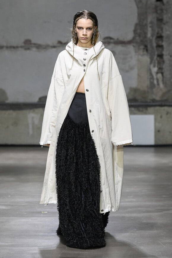 Un mannequin lors du défilé EENK Collection Femme Prêt-à-porter Printemps/Eté 2023 lors de la Fashion Week de Paris, au Palais De Tokyo, à Paris, France, le 28 septembre 2022. 