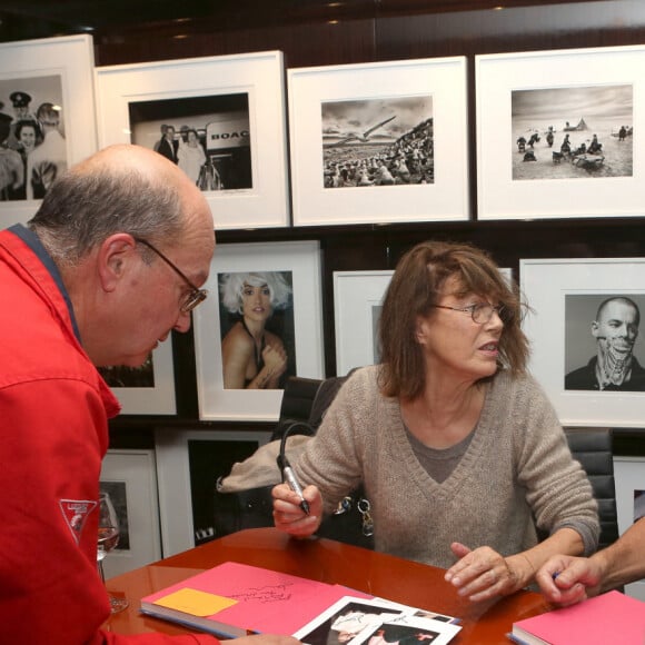 Jane Birkin et son frère Andrew dédicacent le livre "Jane and Serge : a family album", à la librairie Taschen à Paris. Le 22 octobre 2013.