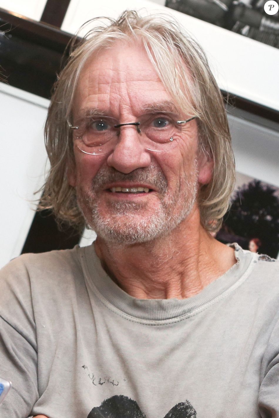 Andrew Birkin dédicacent le livre Jane and Serge : a family album, à la ...