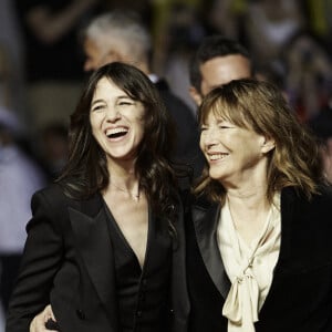 Charlotte Gainsbourg et sa mère Jane Birkin - Montée des marches du film "Jane par Charlotte" lors du 74e Festival International du Film de Cannes. Le 7 juillet 2021.