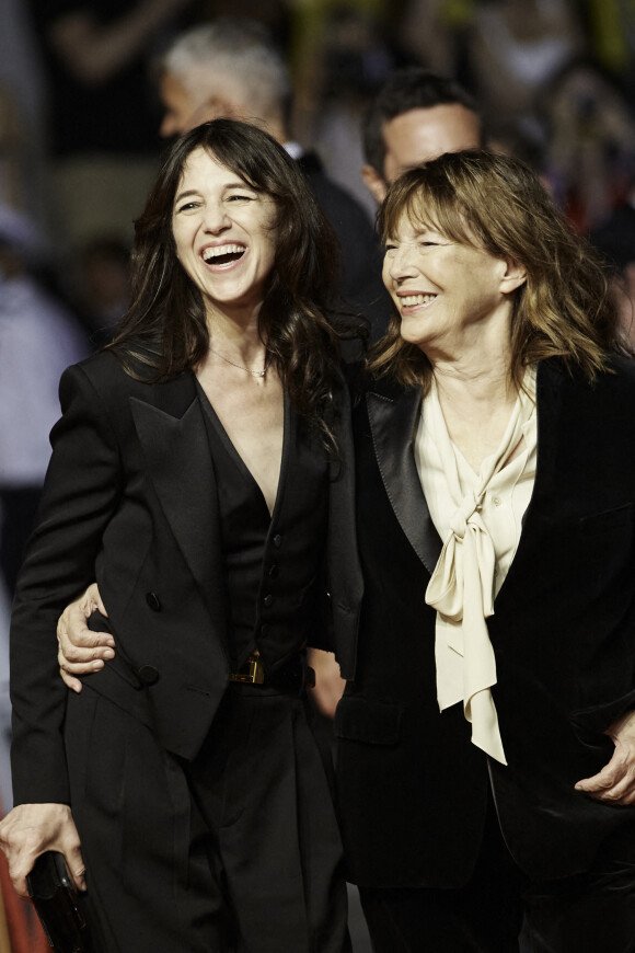 Charlotte Gainsbourg et sa mère Jane Birkin - Montée des marches du film "Jane par Charlotte" lors du 74e Festival International du Film de Cannes. Le 7 juillet 2021.