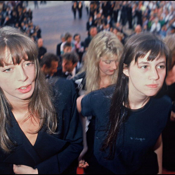 Archives - Kate Berry et Charlotte Gainsbourg au Festival de Cannes. 1990.