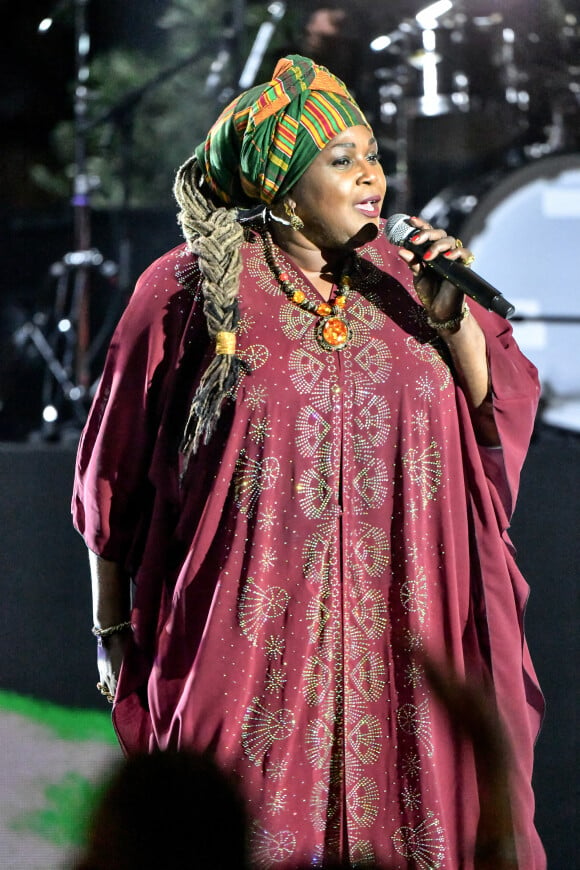 La chanteuse Bibi dans l'émission "Africa , le Grand Concert" diffusée sur France 2. © Jean-René Santini / Bestimage