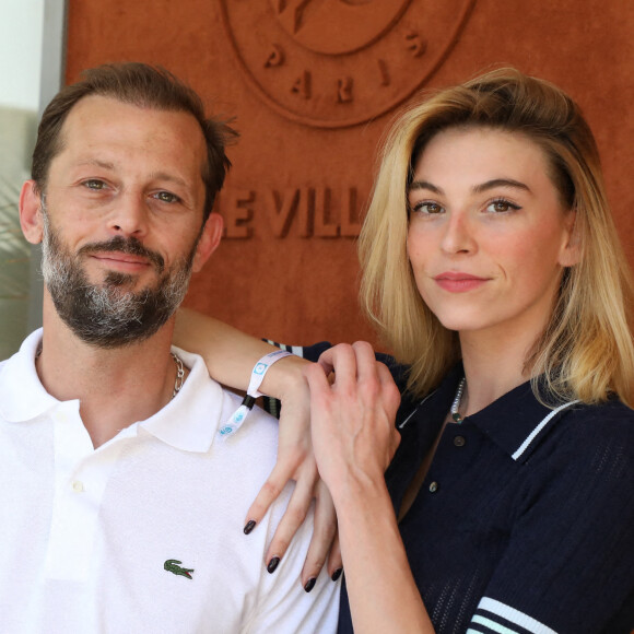 Nicolas Duvauchelle et sa compagne Chloé Roy au village lors des internationaux de France Roland Garros à Paris le 13 juin 2021. © Dominique Jacovides / Bestimage 